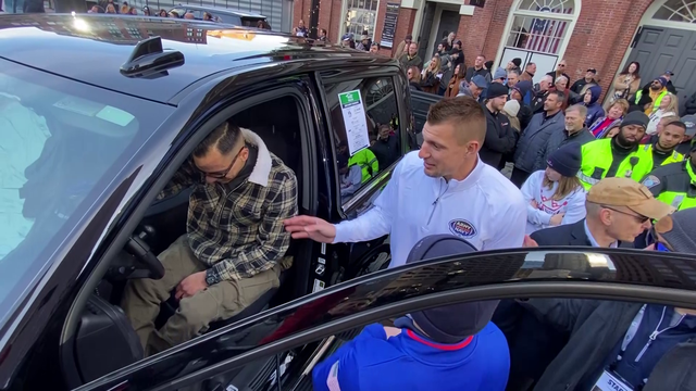 Gronk helps give cars to military families on eve of Army-Navy game - Vimarsana News