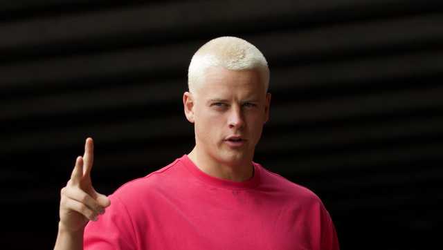 Joe Burrow reports to training camp with new look, sending fans 
