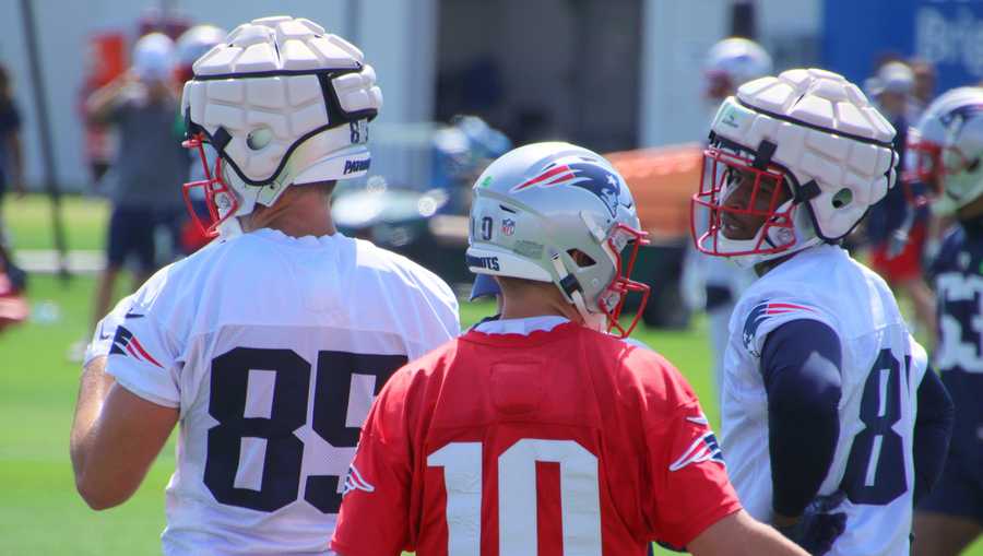 hunter henry wears a guardian cap during day 1 of patriots training camp on wednesday