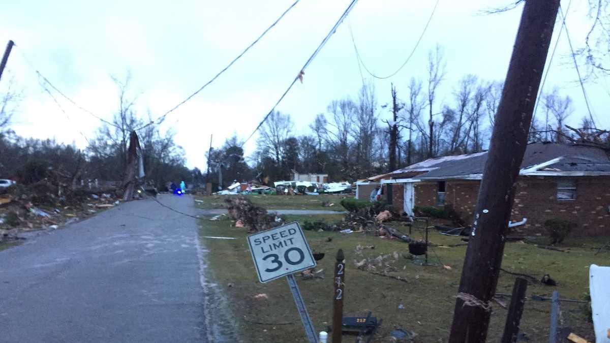 Deadly tornado tears through Mississippi