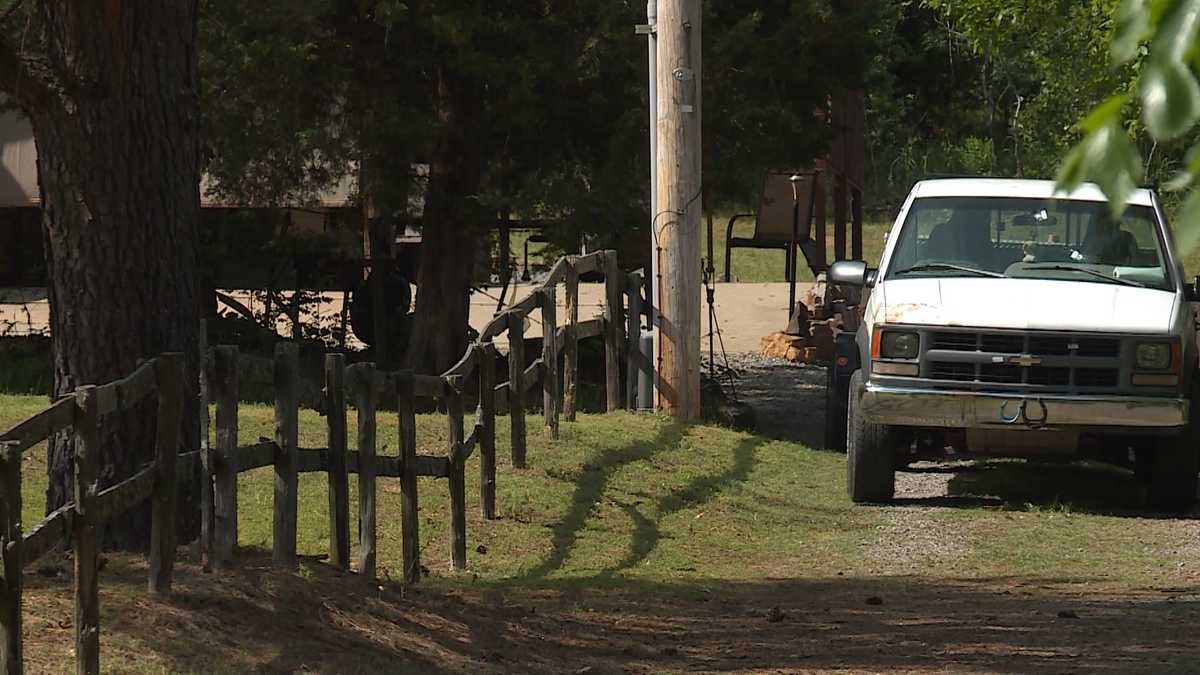 Deputies injured, suspect killed in Hackett standoff