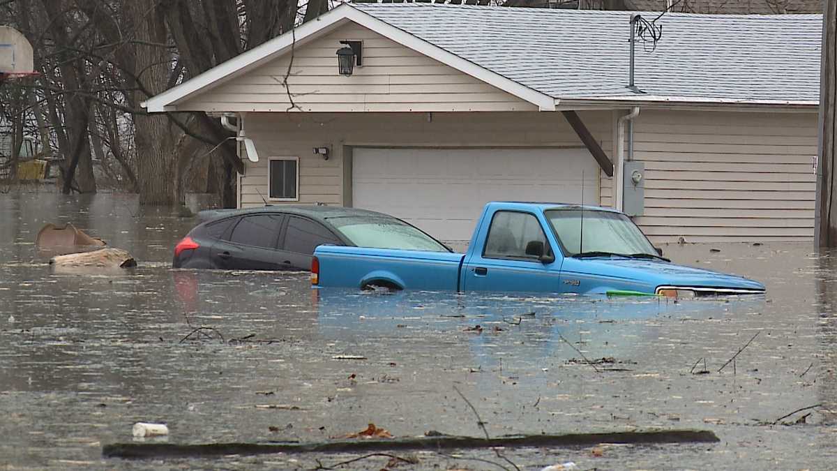 Hamburg, Iowa, devastated by flooding, is without water, sewage and gas