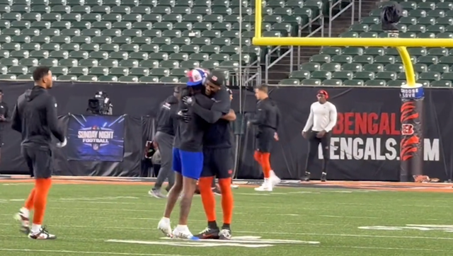 WATCH: Damar Hamlin reunites with Tee Higgins, Tyler Boyd on field in Cincinnati - Vimarsana News