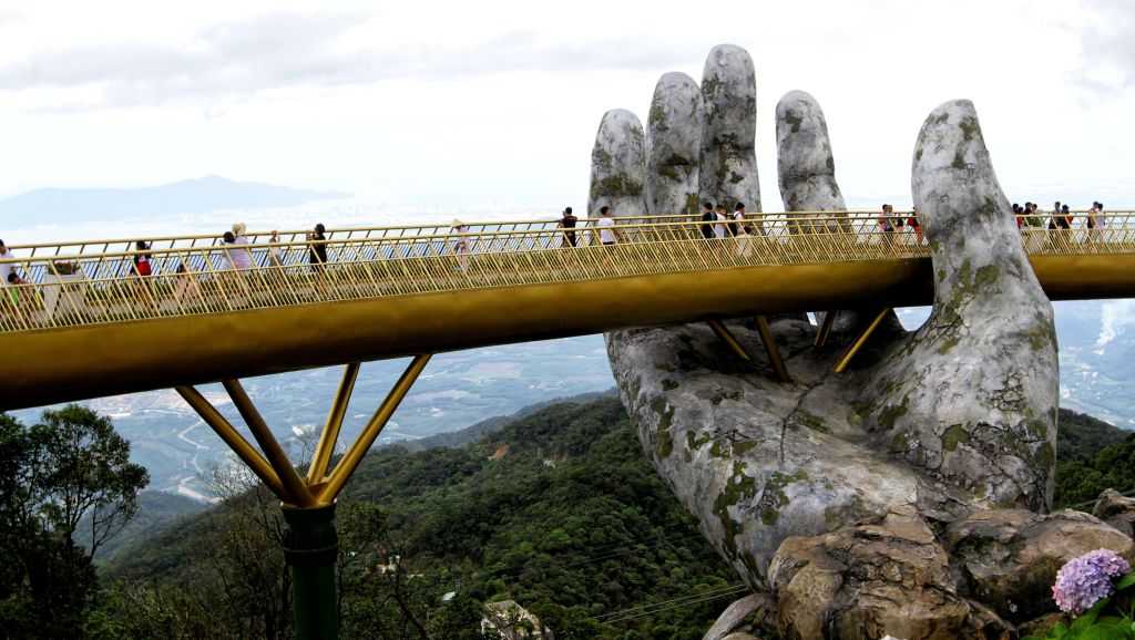 New Vietnam bridge held up by massive pair of hands