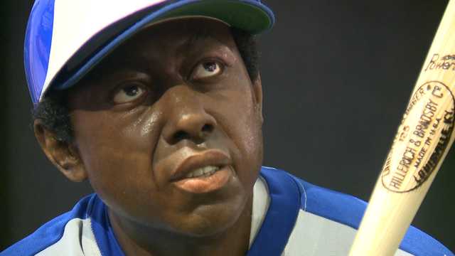 Slugger Museum unveils Henry 'Hammerin' Hank' Aaron sculpture