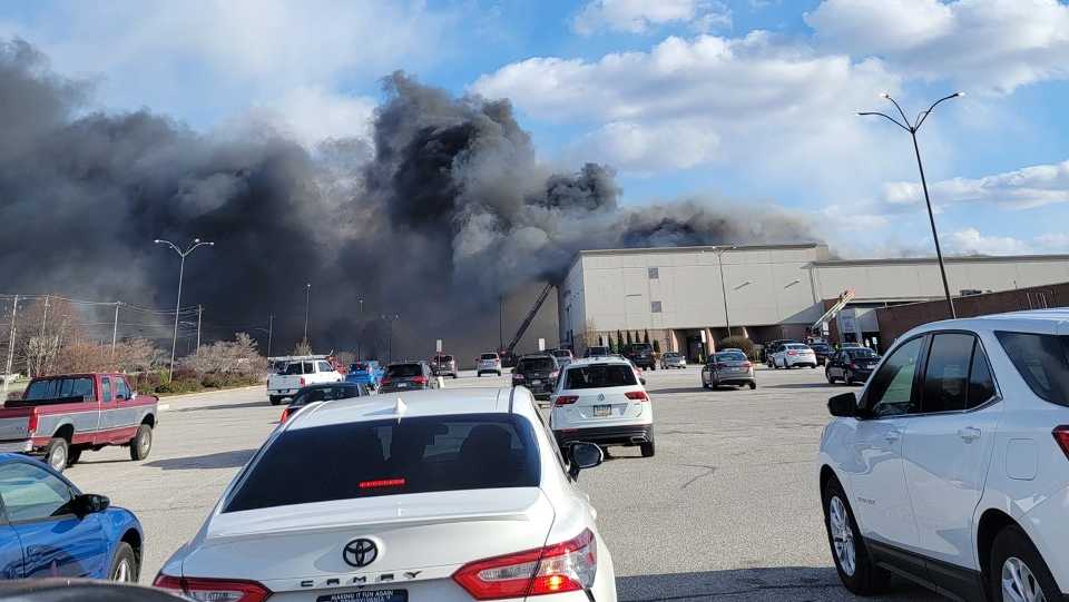 Incendie au centre commercial North Hanover dans le comté de York
