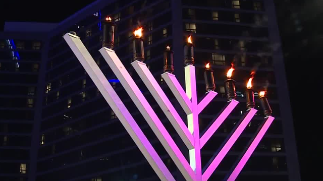 Crowd gathers downtown to celebrate 7th night of Hanukkah on Fountain Square - Vimarsana News