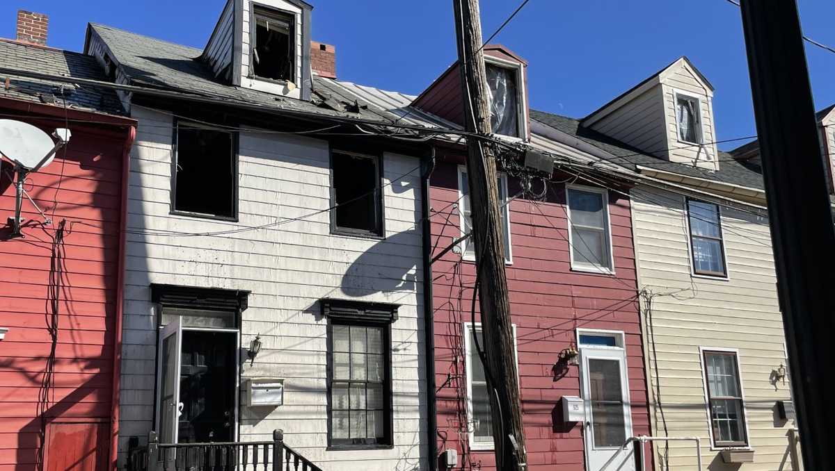 2 people displaced by Harrisburg house fire