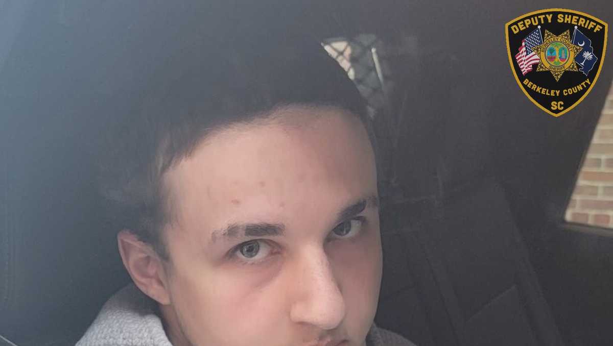 18-year-old shoots, kills employee during armed robbery at South Carolina store, deputies say