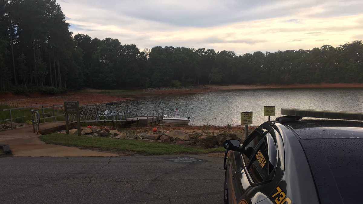 Man missing on Lake Hartwell after couple thrown from boat during storm