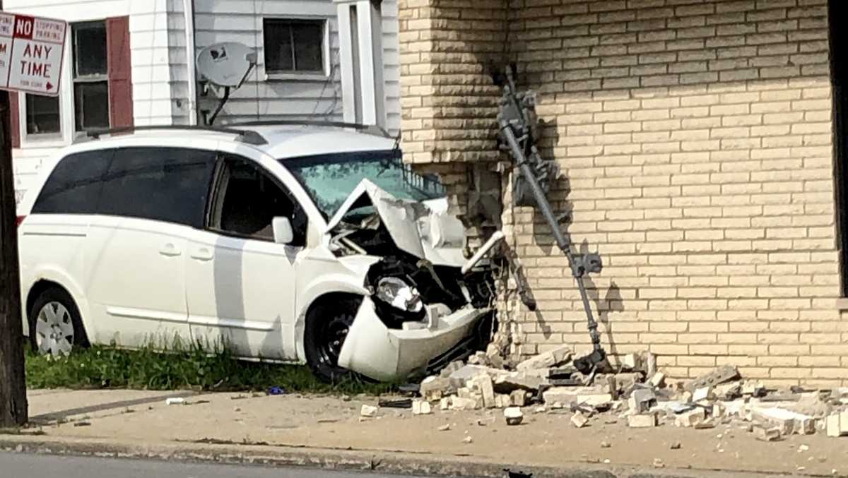 Police ID driver killed after crash into Hartwell building
