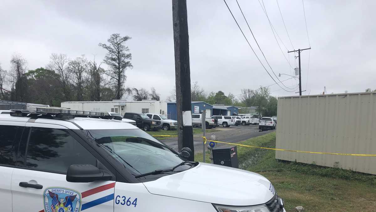 Gunman flees after shooting employee during robbery at Harvey business, Sheriff's Office says