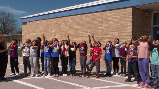 Arkansas STEM Coalition gives out thousands of free eclipse glasses - Vimarsana News