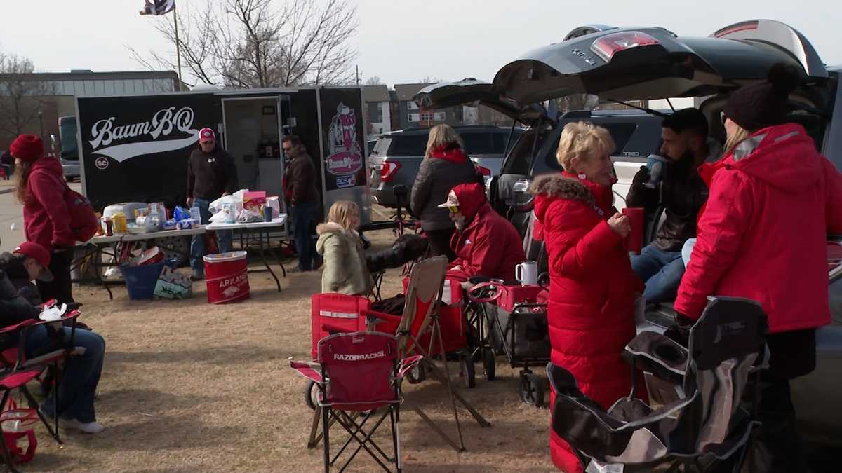 Hog fans pack out Baum Walker stadium for season opening weekend