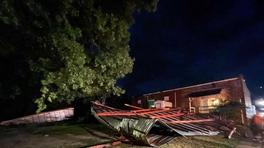 Strong winds leave damage at Henry County apartment building