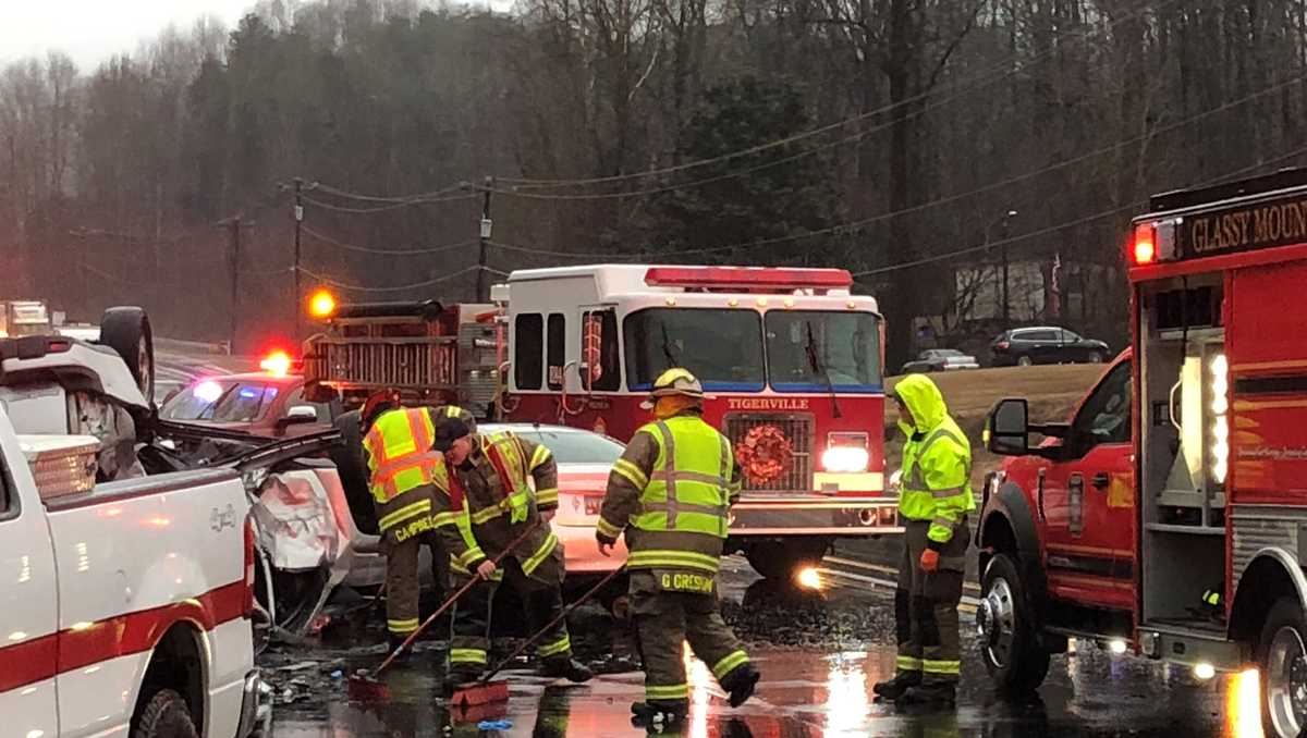 3 injured when SUV spins into oncoming traffic, troopers say