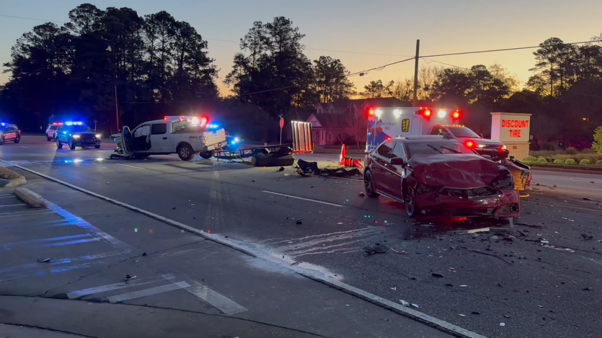 Major car pile-up in Hinesville, parts of Highway 84 blocked