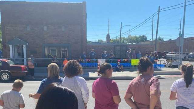 Holden community holds welcome home parade for little girl injured in horse and buggy crash - Vimarsana News