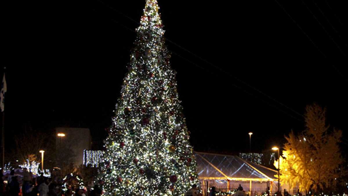 Hoover postpones Christmas tree lighting, confirms meeting with family