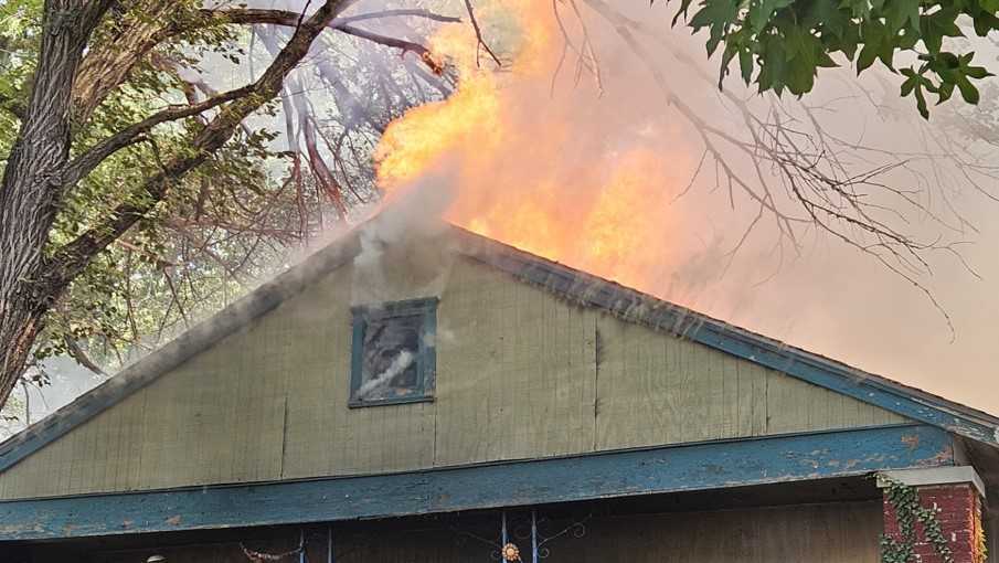 Firefighters battle blaze in vacant Kansas City home