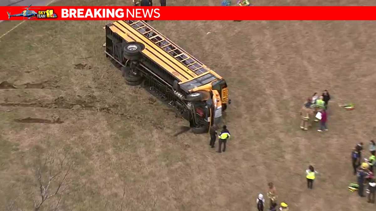 4 people were injured in a school bus overturn in Colombia