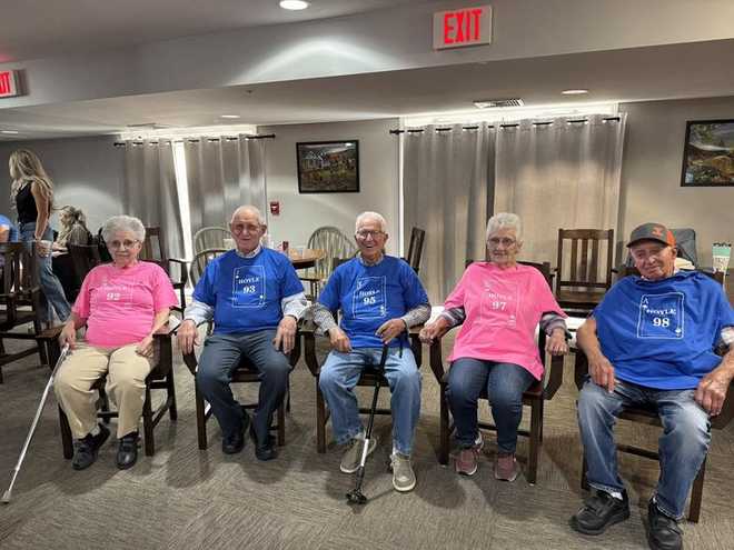 Cinco hermanos de 90 años de Iowa se reunieron durante el fin de semana para celebrar el cumpleaños número 98 del mayor. -