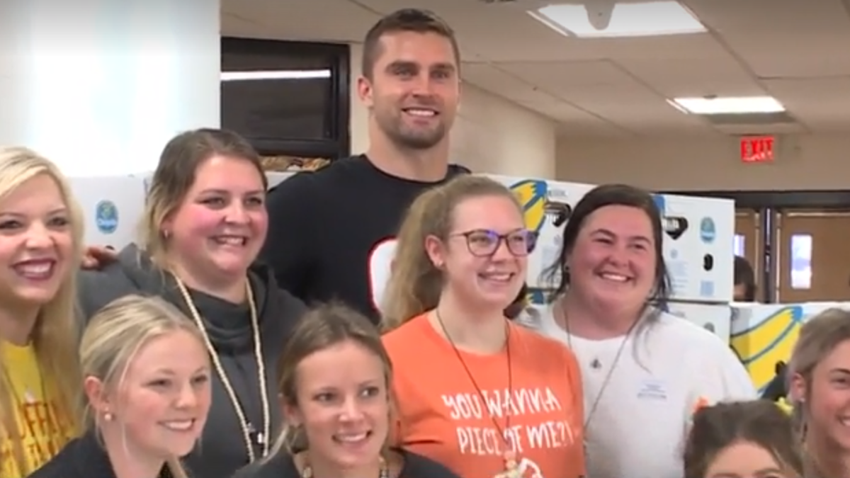 Sam Hubbard Distributes Turkey Dinners