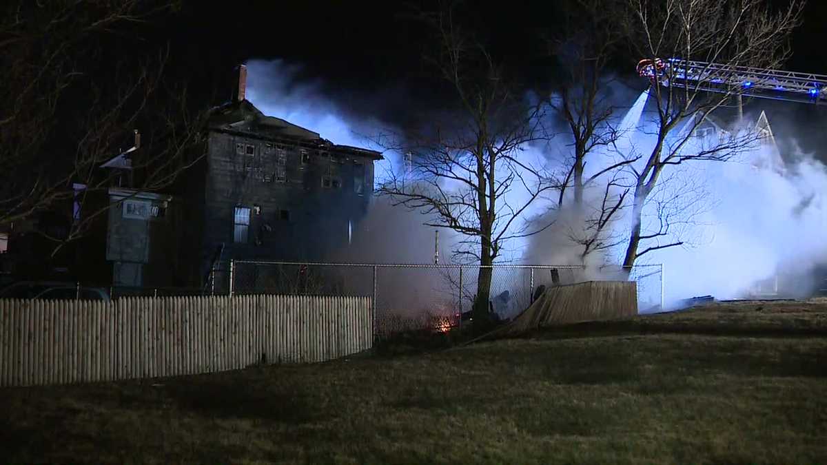 Multialarm fire spreads to multiple homes in Hull