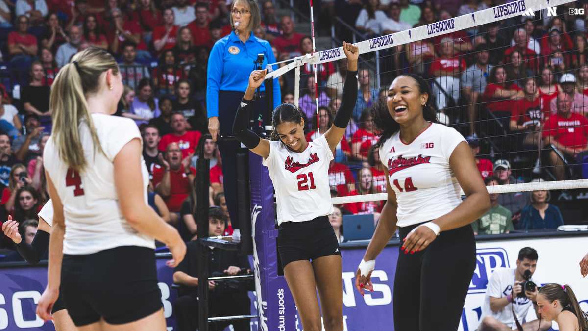 'Road match W!': Nebraska volleyball sweeps Lipscomb