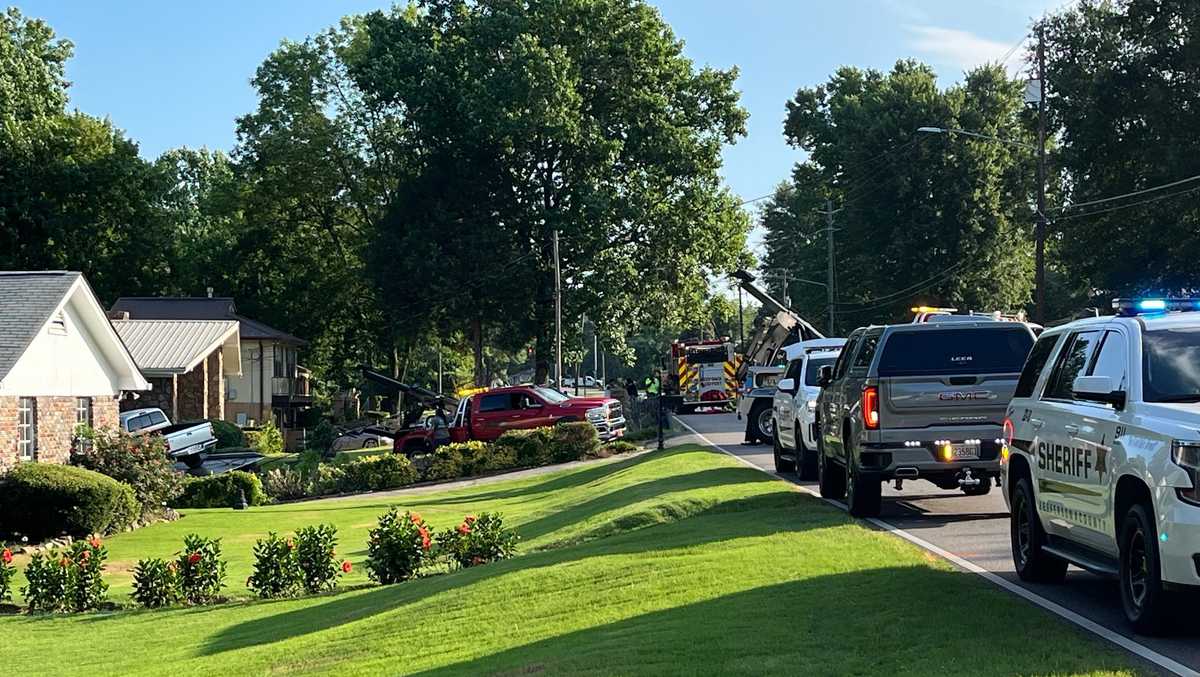 Tow truck driver killed in crash into Hueytown home – WVTM13 Birmingham