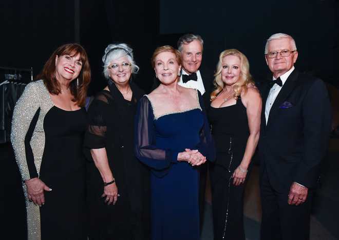 HOLLYWOOD,&#x20;CALIFORNIA&#x20;-&#x20;JUNE&#x20;09&#x3A;&#x20;&#x28;L-R&#x29;&#x20;Debbie&#x20;Turner,&#x20;Angela&#x20;Cartwright,&#x20;honoree&#x20;Julie&#x20;Andrews,&#x20;Nicholas&#x20;Hammond,&#x20;Kym&#x20;Karath,&#x20;and&#x20;Duane&#x20;Chase&#x20;attend&#x20;the&#x20;AFI&#x20;Life&#x20;Achievement&#x20;Award&#x3A;&#x20;A&#x20;Tribute&#x20;to&#x20;Julie&#x20;Andrews&#x20;at&#x20;Dolby&#x20;Theatre&#x20;on&#x20;June&#x20;9,&#x20;2022&#x20;in&#x20;Hollywood,&#x20;California.&#x20;&#x28;Photo&#x20;by&#x20;Rodin&#x20;Eckenroth&#x2F;Getty&#x20;Images&#x20;for&#x20;AFI&#x29;