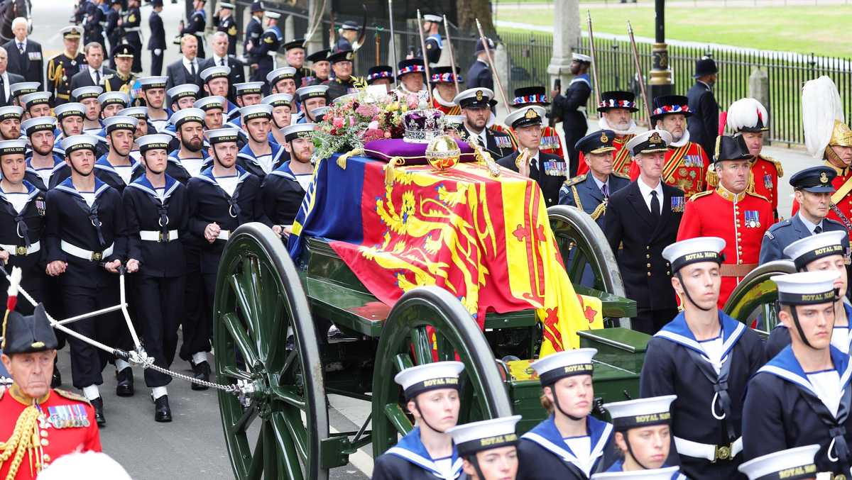 Why a gun carriage is used to carry the queen