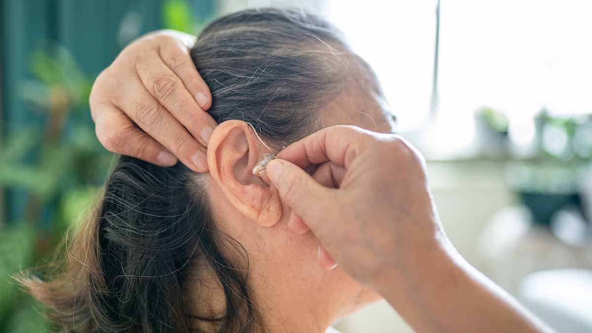 How are hearing aids and dementia related? A new study explains