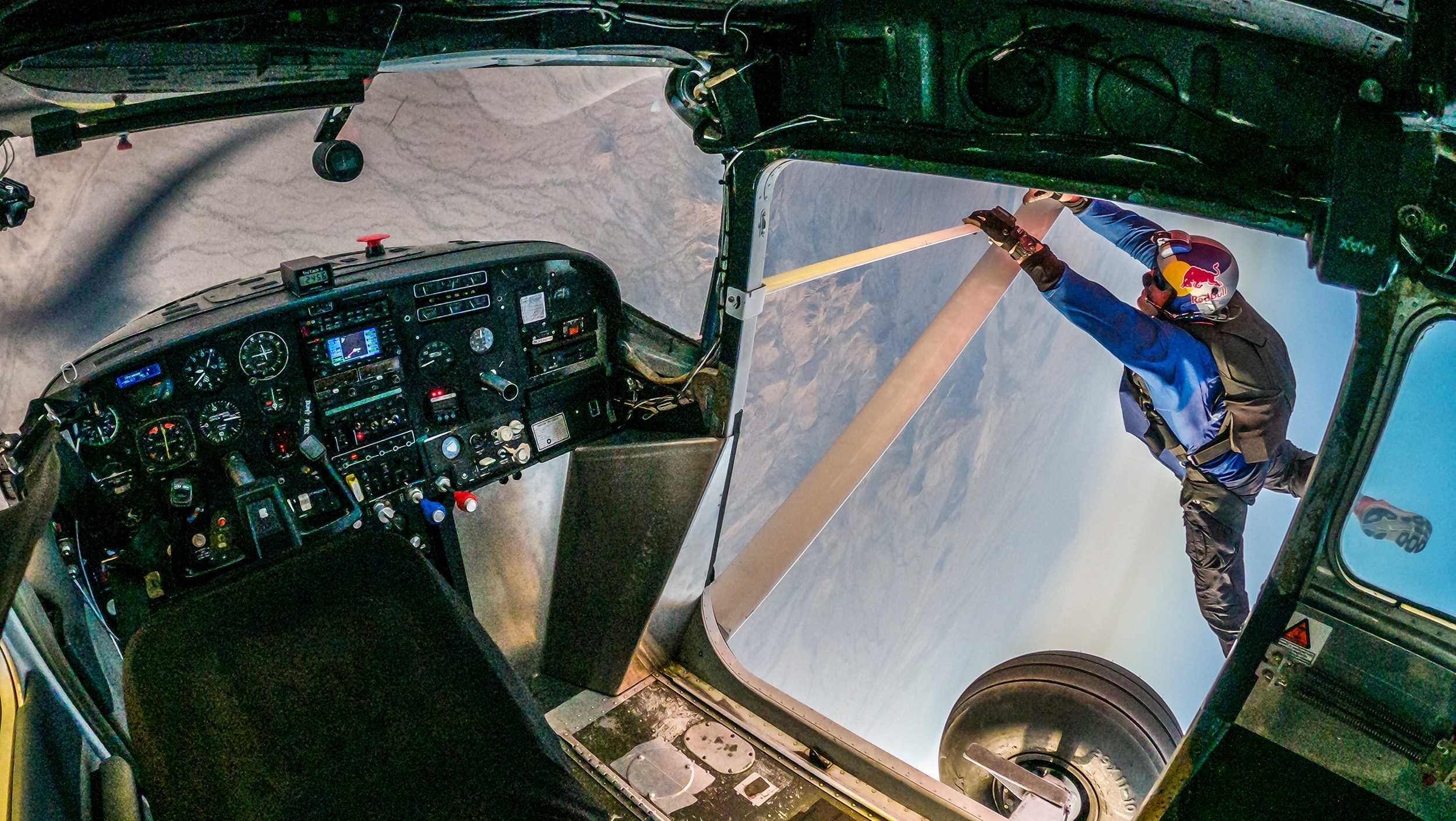 Botched midair plane swap stunt that resulted in crash leads to FAA investigation - Vimarsana News