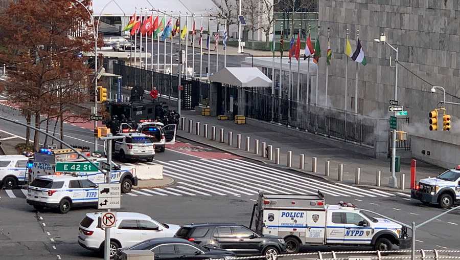 02 December 2021, US, New York: Police patrol cars stand outside the United Nations headquarters. The headquarters was sealed off on Thursday because of an ongoing police operation in front of the building. Photo: Benno Schwinghammer/dpa