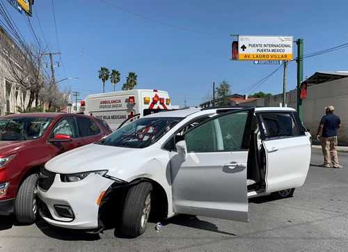 A&#x20;member&#x20;of&#x20;the&#x20;Mexican&#x20;security&#x20;forces&#x20;stands&#x20;next&#x20;to&#x20;a&#x20;white&#x20;minivan&#x20;with&#x20;North&#x20;Carolina&#x20;plates&#x20;and&#x20;several&#x20;bullet&#x20;holes.