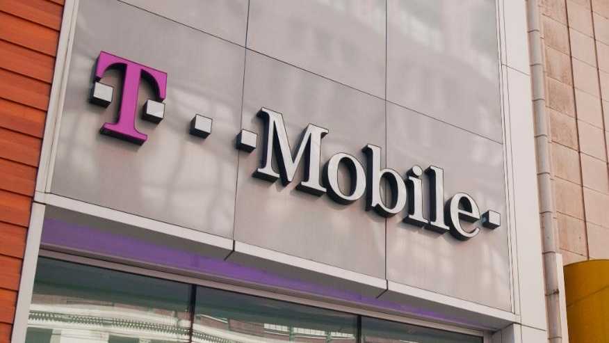 T-Mobile and other major US wireless carriers appeared to be inundated with reports of outages affecting thousands of customers, according to service tracking site Down Detector.