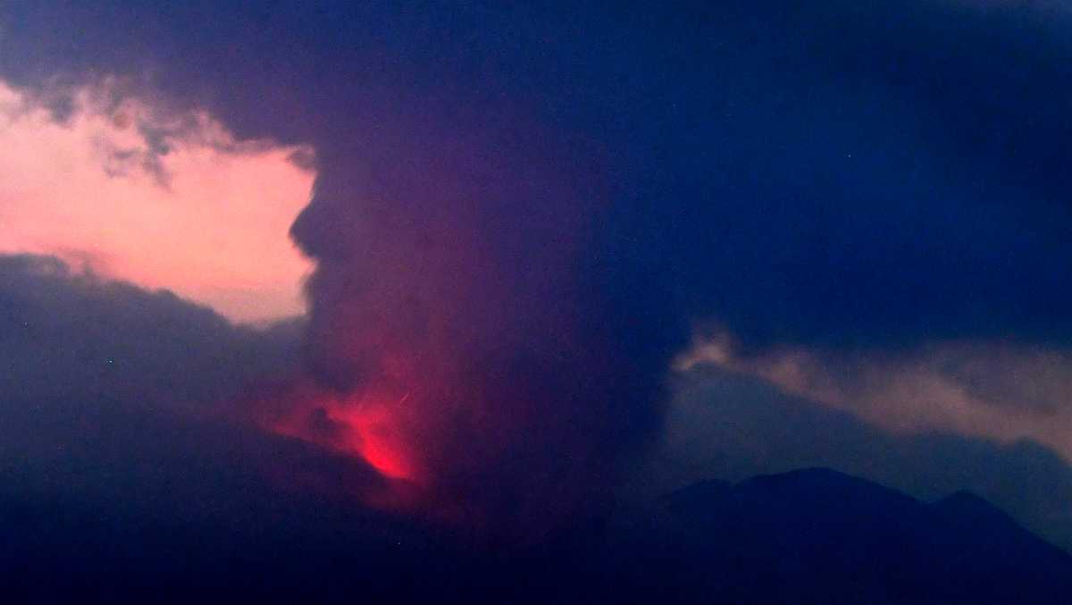 ثوران بركان ساكوراجيما الياباني ، ما أدى إلى أعلى حالة تأهب