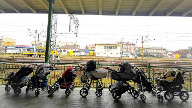Strangers are leaving strollers, winter coats and toys at Polish border for Ukrainian refugees - Vimarsana News