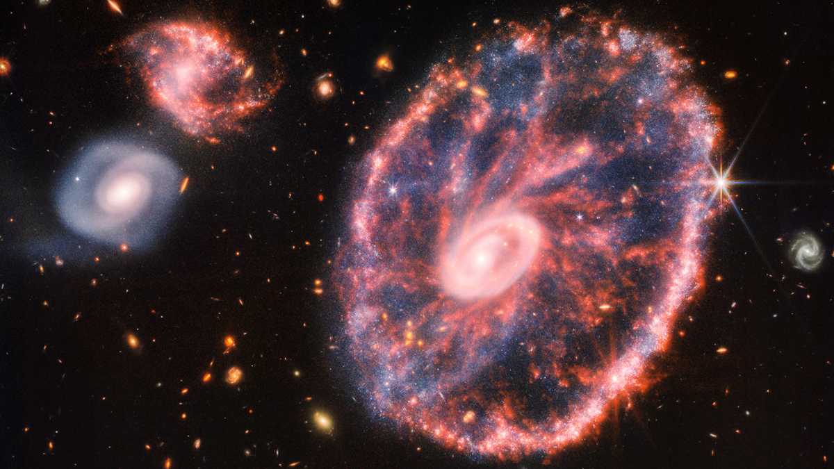 Na snímke nového Webbovho teleskopu žiari vzácny typ galaxie