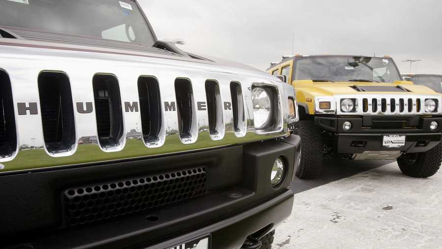 LIBERTYVILLE, IL - MAY 17:  Hummer H2s sit on the lot of Weil Hummer May 17, 2004 in Libertyville, Illinois. Faced with slumping sales G.M. has started offering rebates on the mammoth SUVs which average a mere 11 miles per gallon of gas.