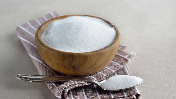 Healthy sugar substitute erythritol on a gray background