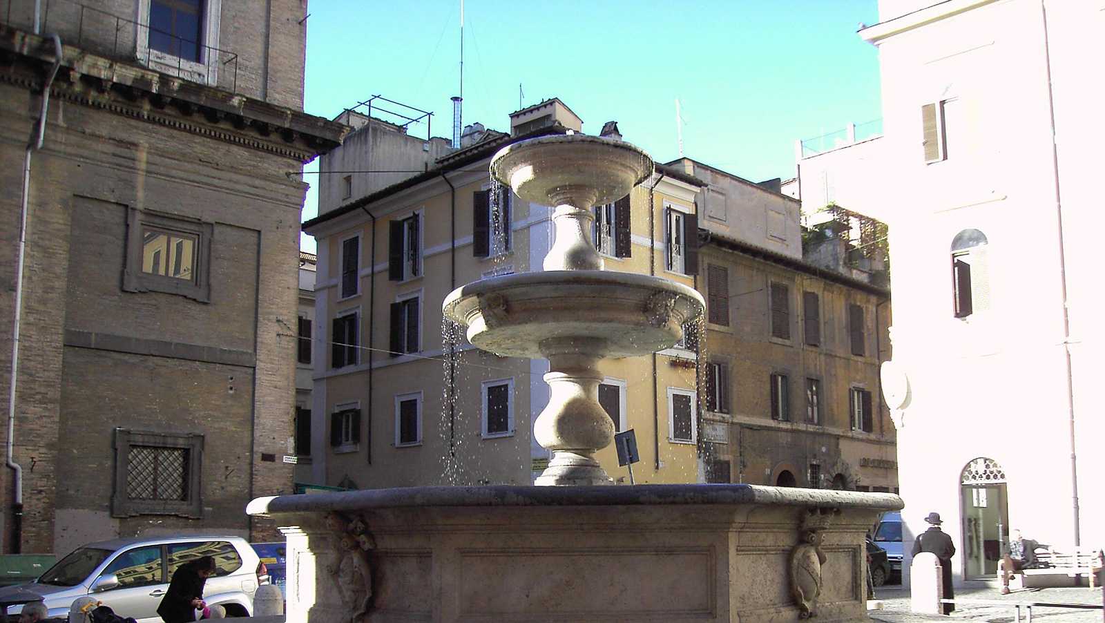US tourist fined for eating and drinking on a Roman fountain - Vimarsana News