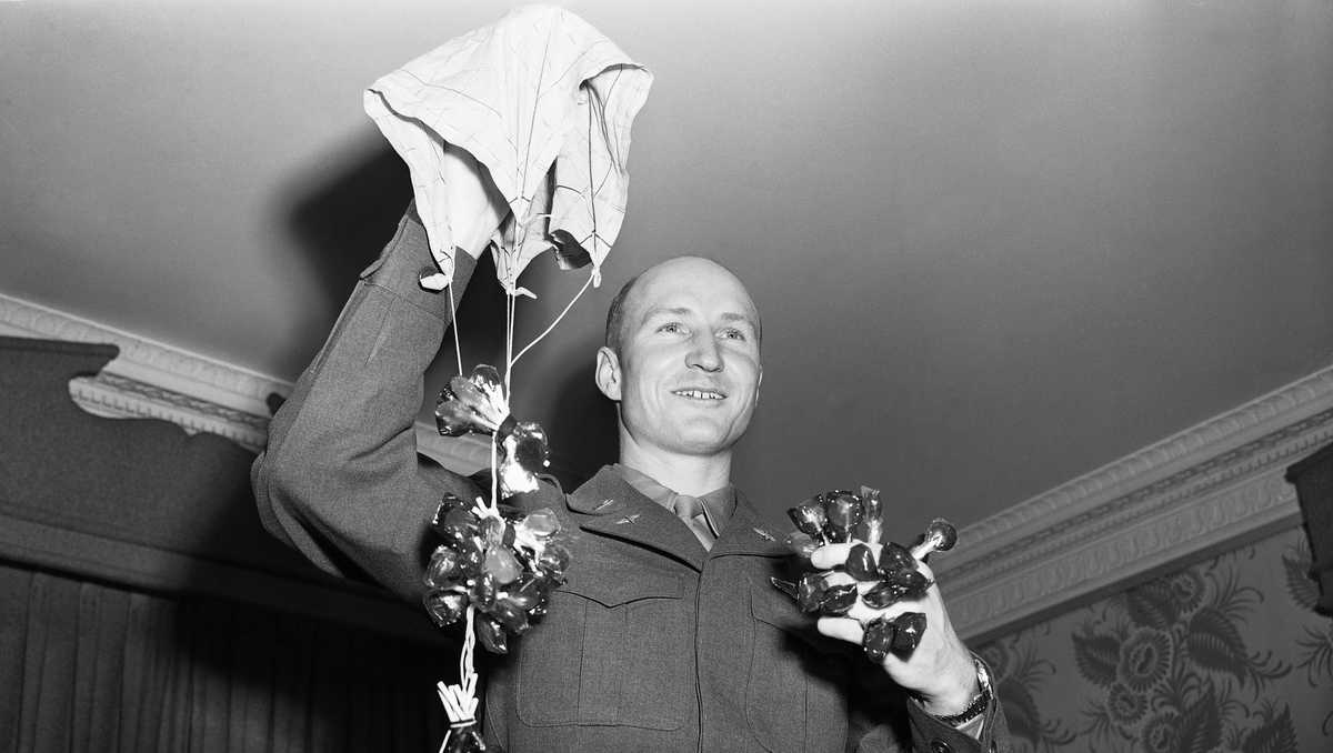 Cold War 'Candy Bomber' Gail Halvorsen dies at 101