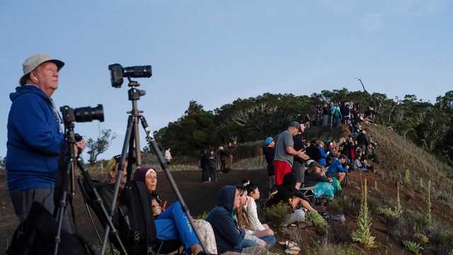 Some 'lava junkies' can't stay away from Mauna Loa's eruption - Vimarsana News