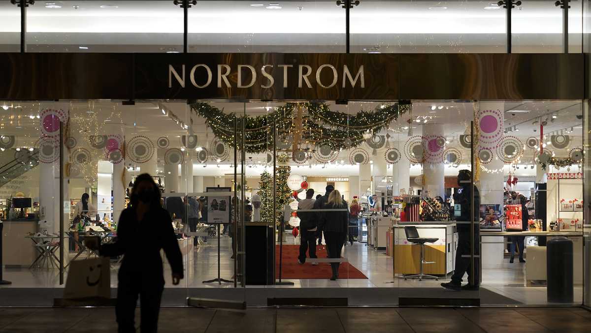 At least 18 people break into Nordstrom store in Los Angeles; 3