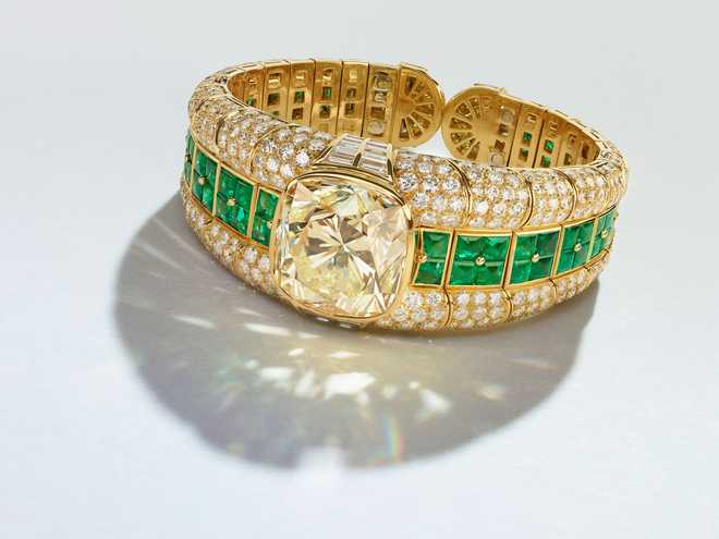 A Bulgari bracelet with colored diamond of 32.23 carats, and square-shaped emeralds .