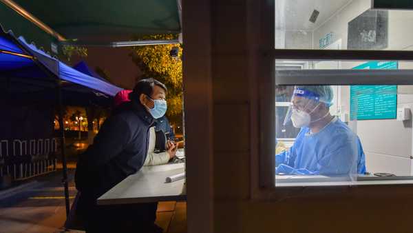 NANJING, CHINA - DECEMBER 27, 2022 - Citizens seek treatment at a night clinic in Nanjing, Jiangsu province, China, on the evening of December 27, 2022. (Photo credit should read CFOTO/Future Publishing via Getty Images)