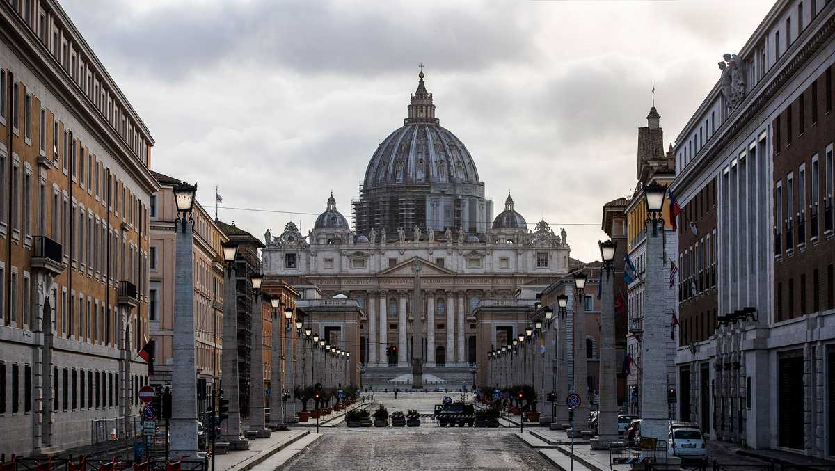 american tourist smashes two sculptures in the vatican