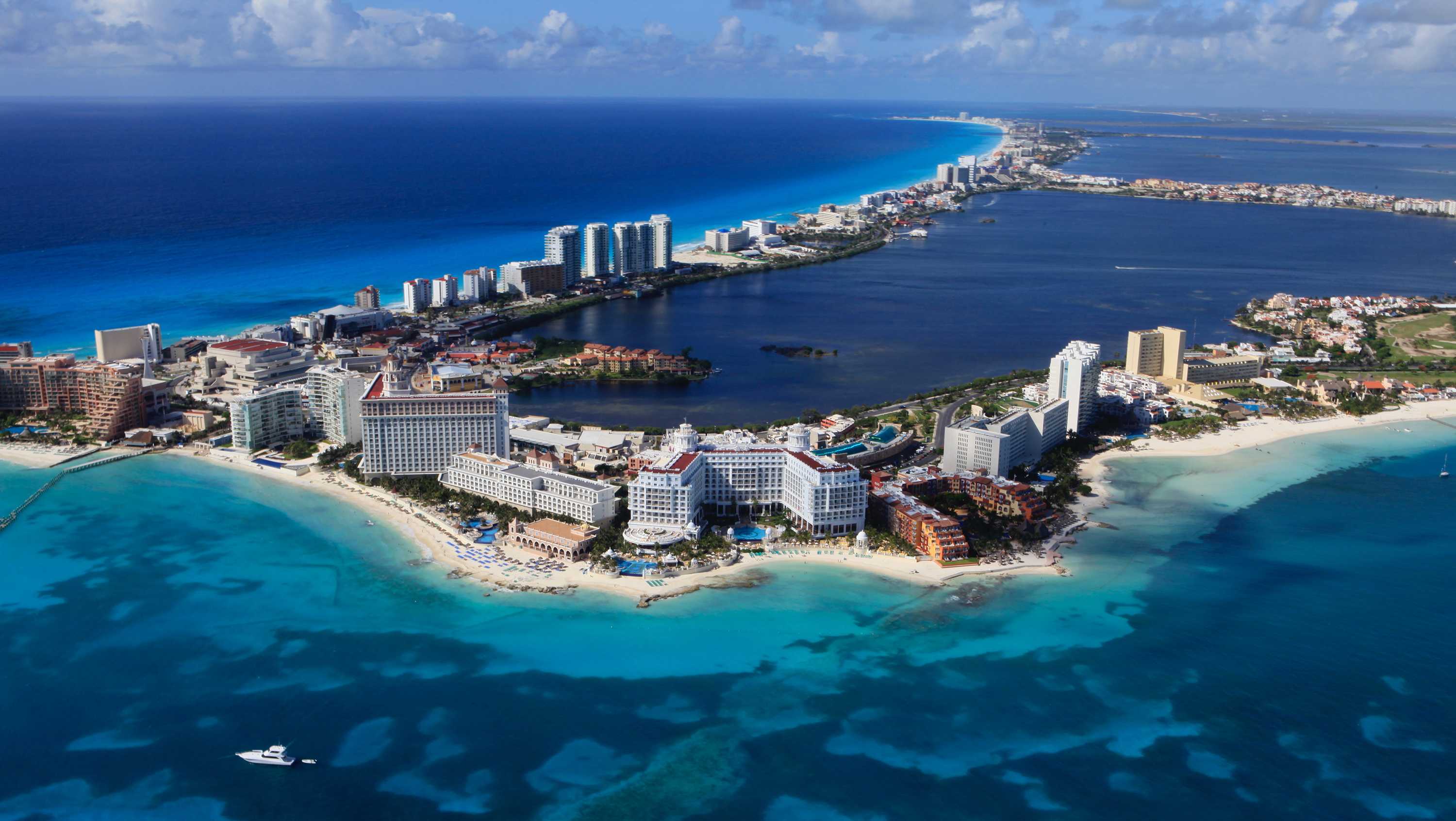 4 people found dead near a hotel in Cancun - Vimarsana News